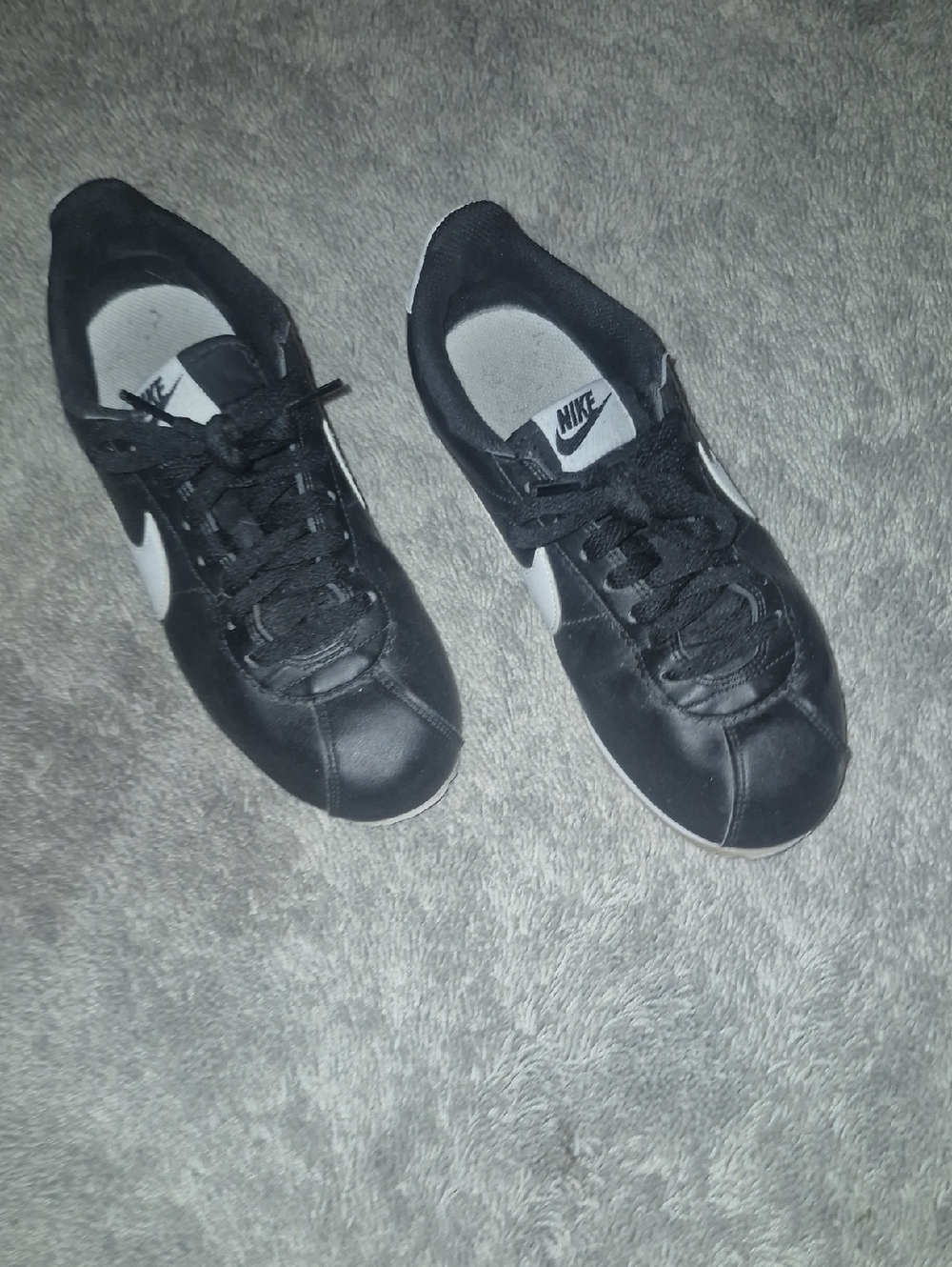 Nike Women's Black and White Low-Profile Sneakers